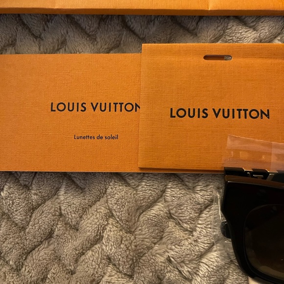 Louis Vuitton Cat Eye Sunglasses - Picture 4 of 12